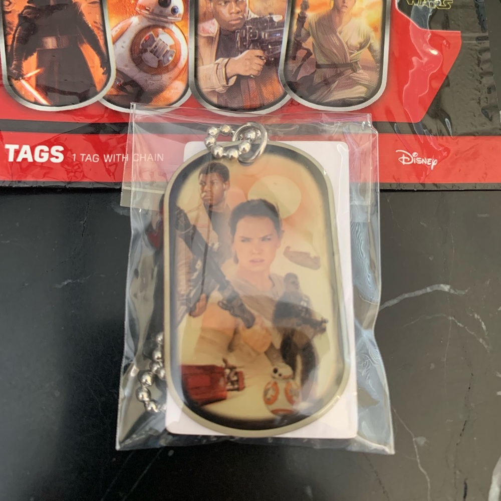 Rey and Finn 2015 Topps Star Wars The Force awakens dog tag rare Walmart version